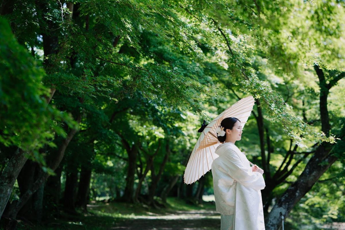 京都和装前撮り・フォトウェディング　のピン写・ソロカット「新緑の青もみじと白無垢」