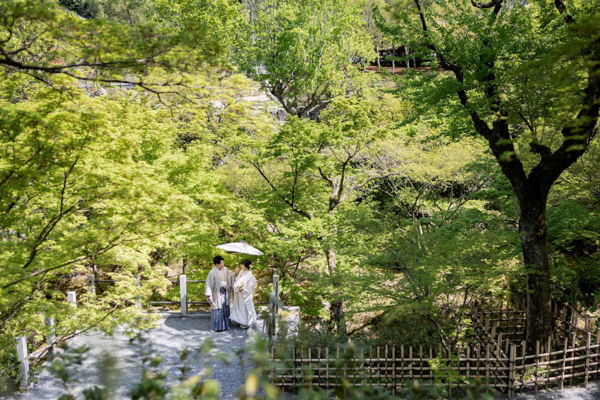 東福寺前撮り「新緑が美しい庭園にベージュがテーマの2人」
