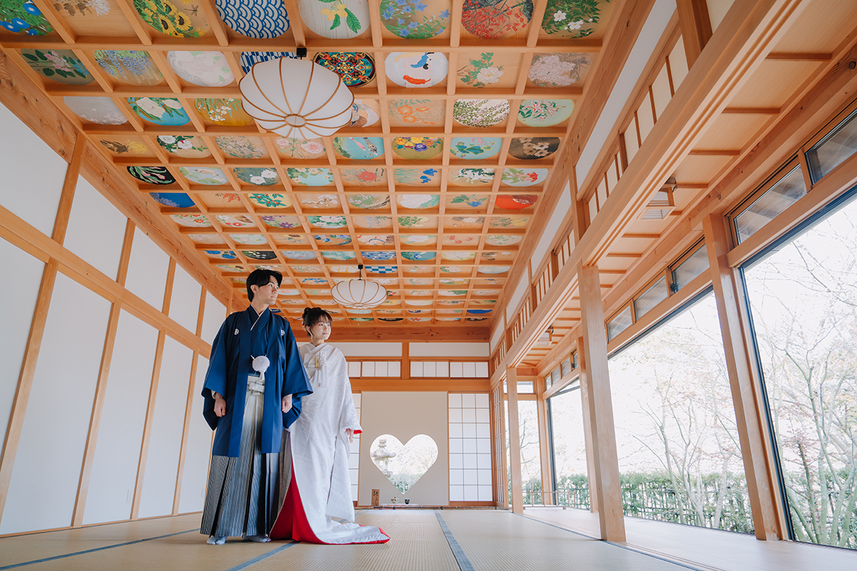 ハートの和室で赤ふきの白無垢姿の新婦と新郎の全身写真