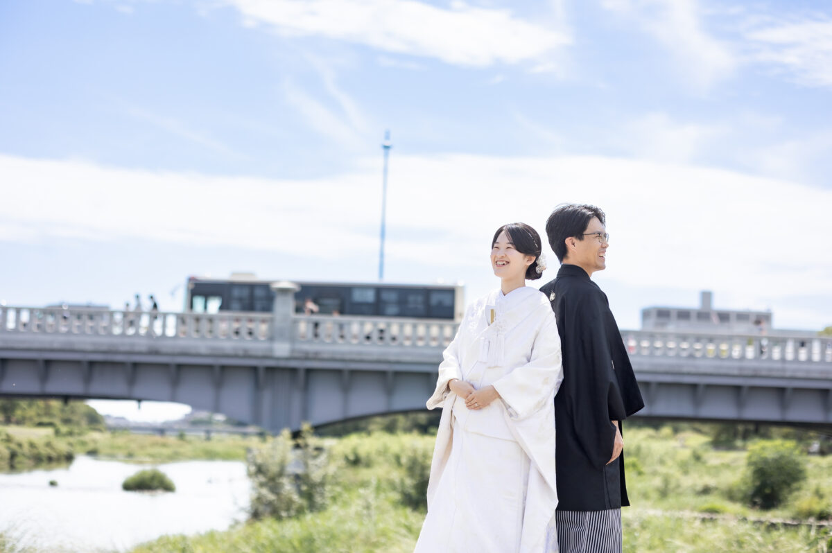 背中合わせの新郎新婦