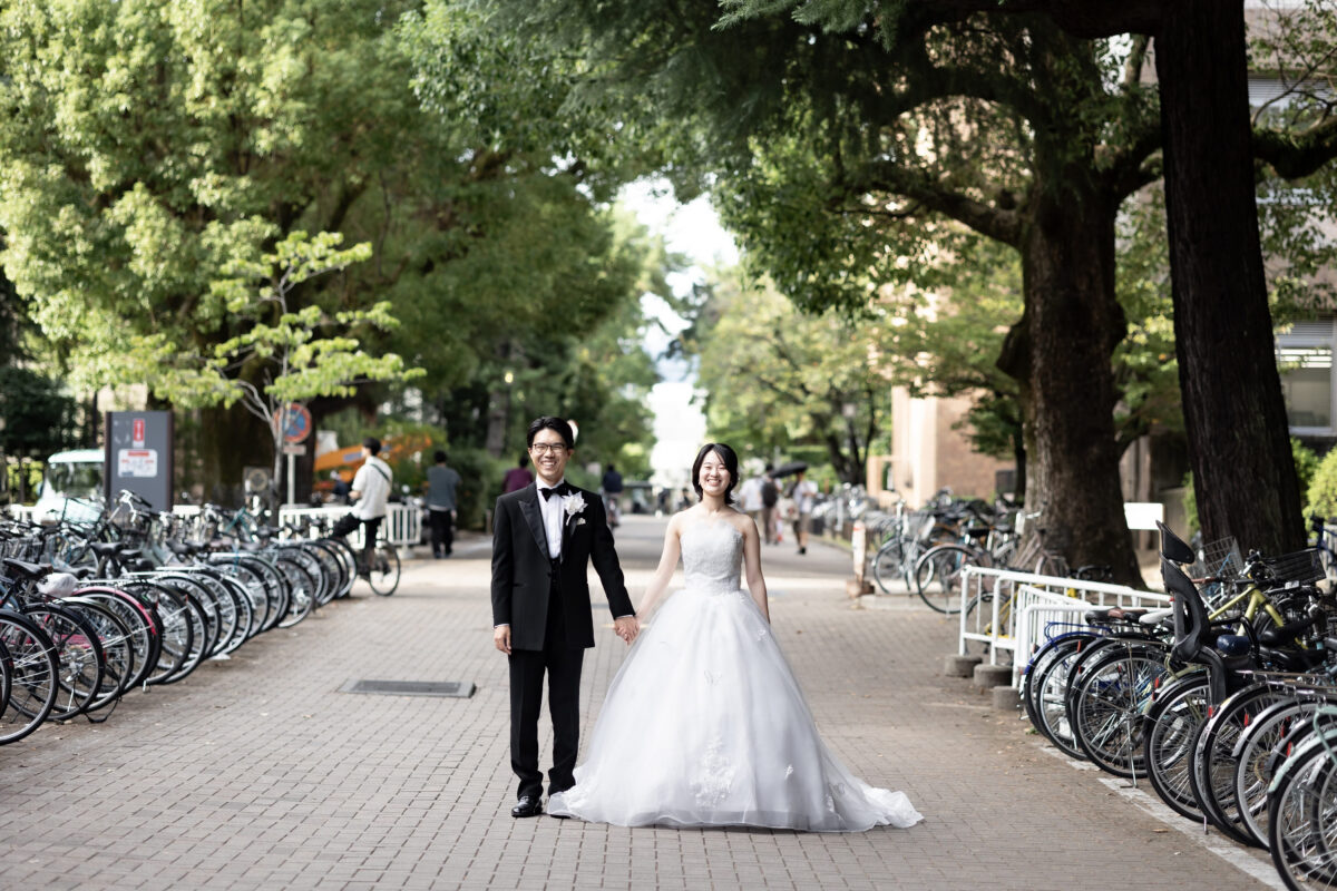 京都大学のキャンパスで前撮りする洋装姿の新郎新婦