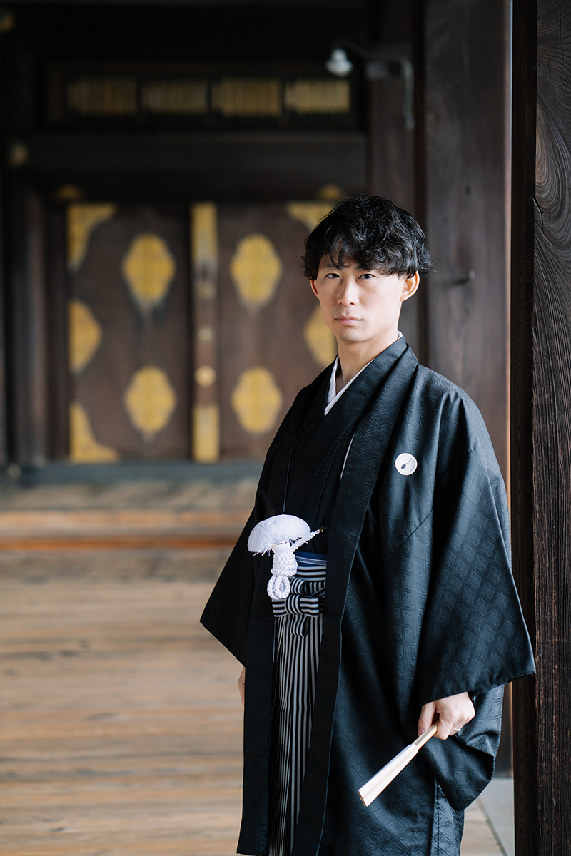 荘厳な回廊に立つ新郎のソロショット