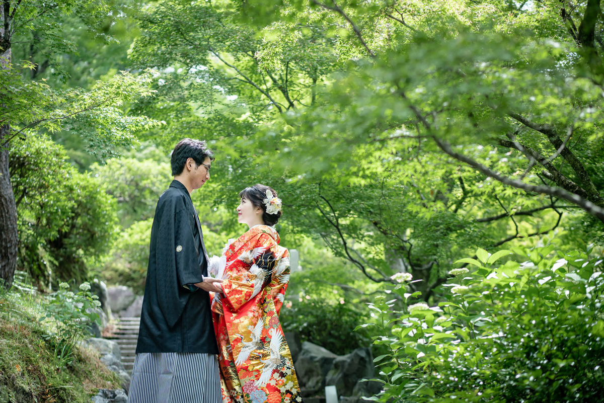 東福寺前撮り「一面の新緑の中、向かい合う2人」