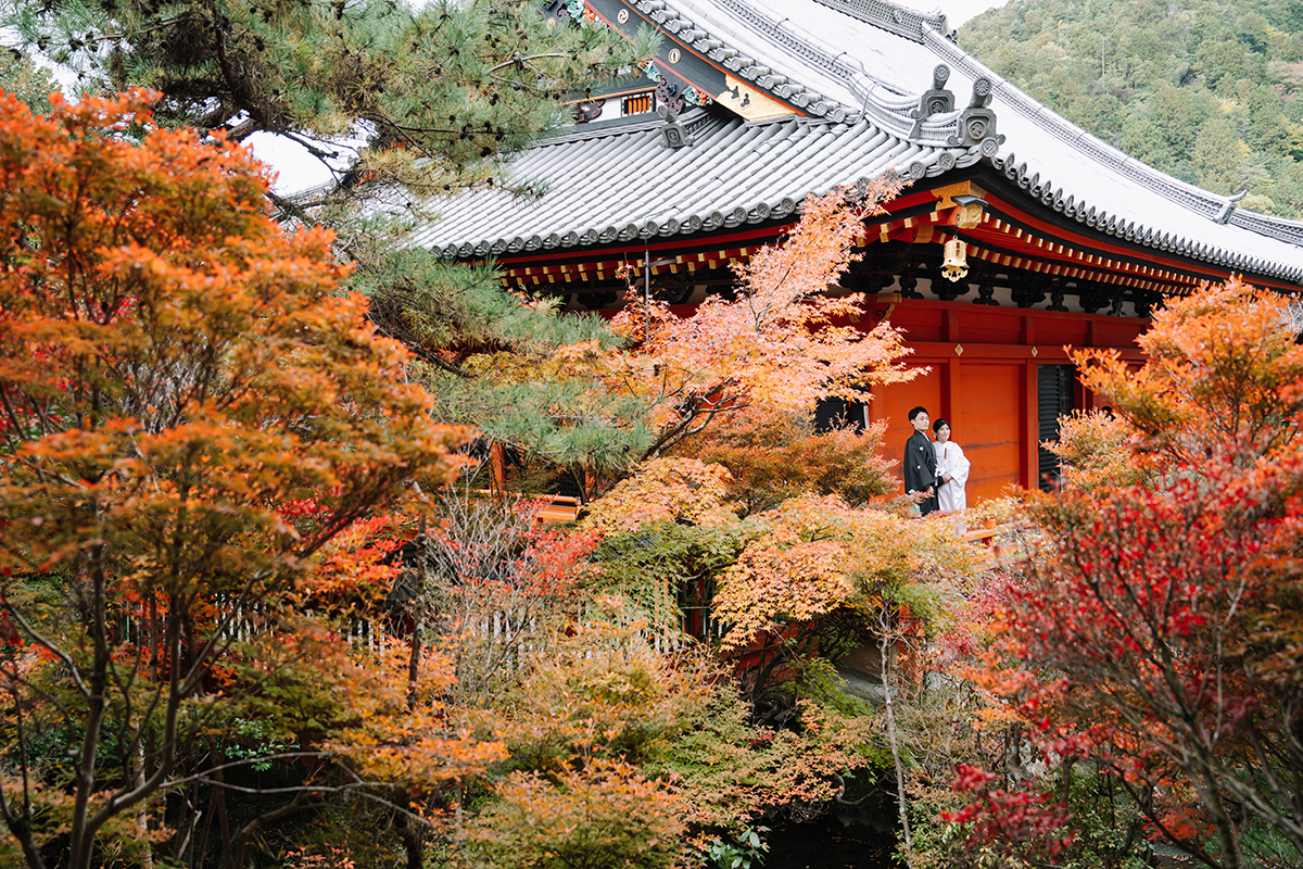 毘沙門堂（京都）で和装前撮り・フォトウェディング「紅葉に包まれる本殿と新郎新婦」