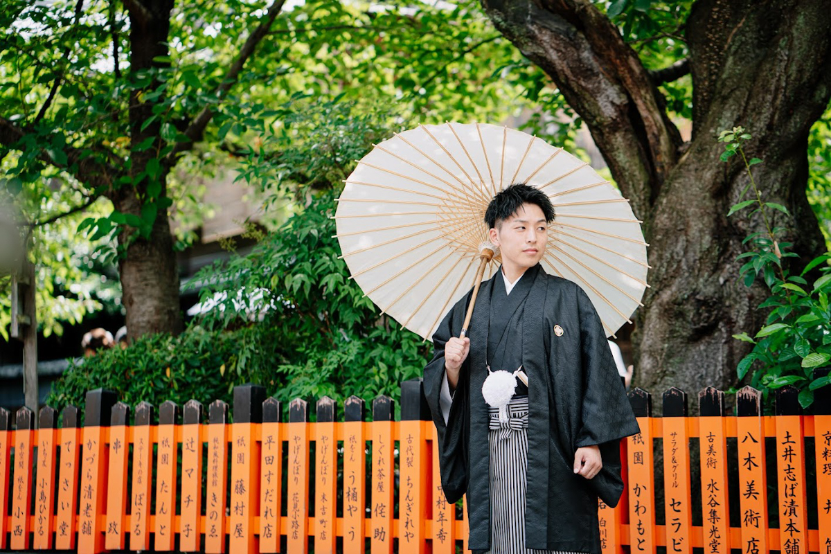 京都和装前撮り・フォトウェディング　のピン写・ソロカット「祇園にて　白傘をさす新郎」