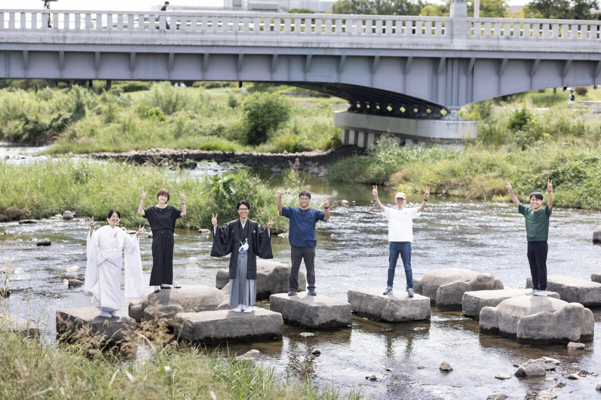 鴨川の飛び石で家族みんなで記念写真