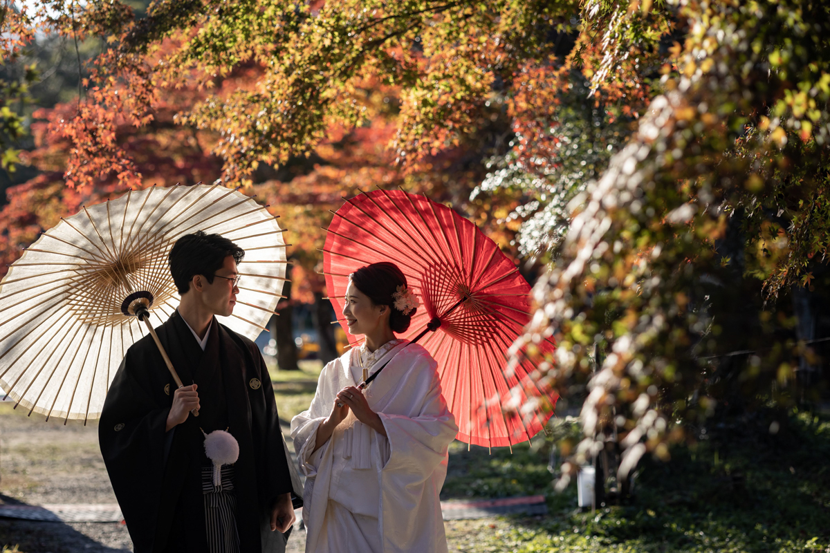 結婚式の和装フォトウェディング「夕陽に照らされた紅葉が美しい大覚寺」