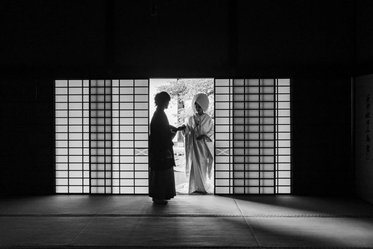 結婚式の和装フォトウェディング「萬福寺の東方丈はモノクロ写真が合う」