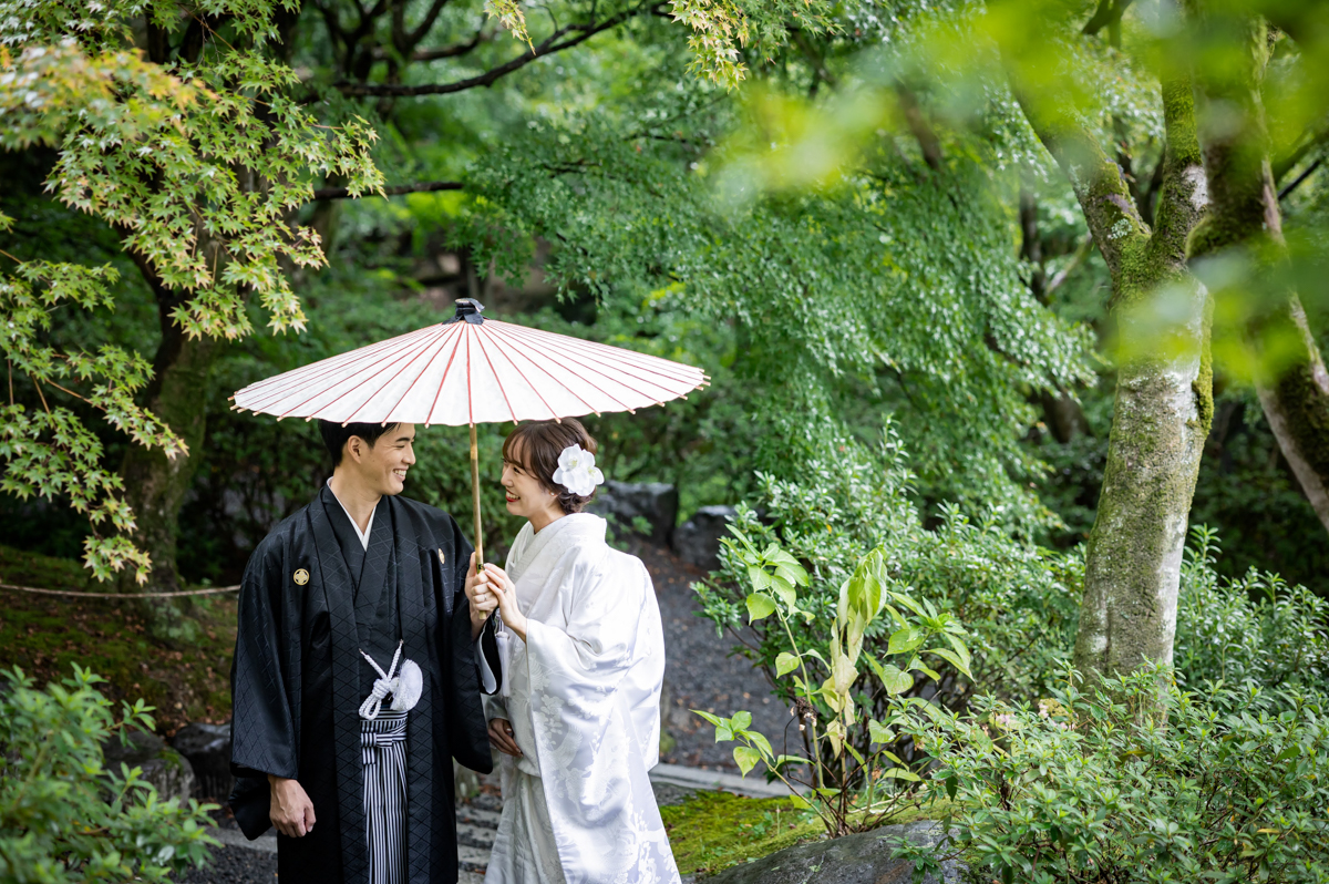 東福寺前撮り「庭園で白い和傘をさした写真」