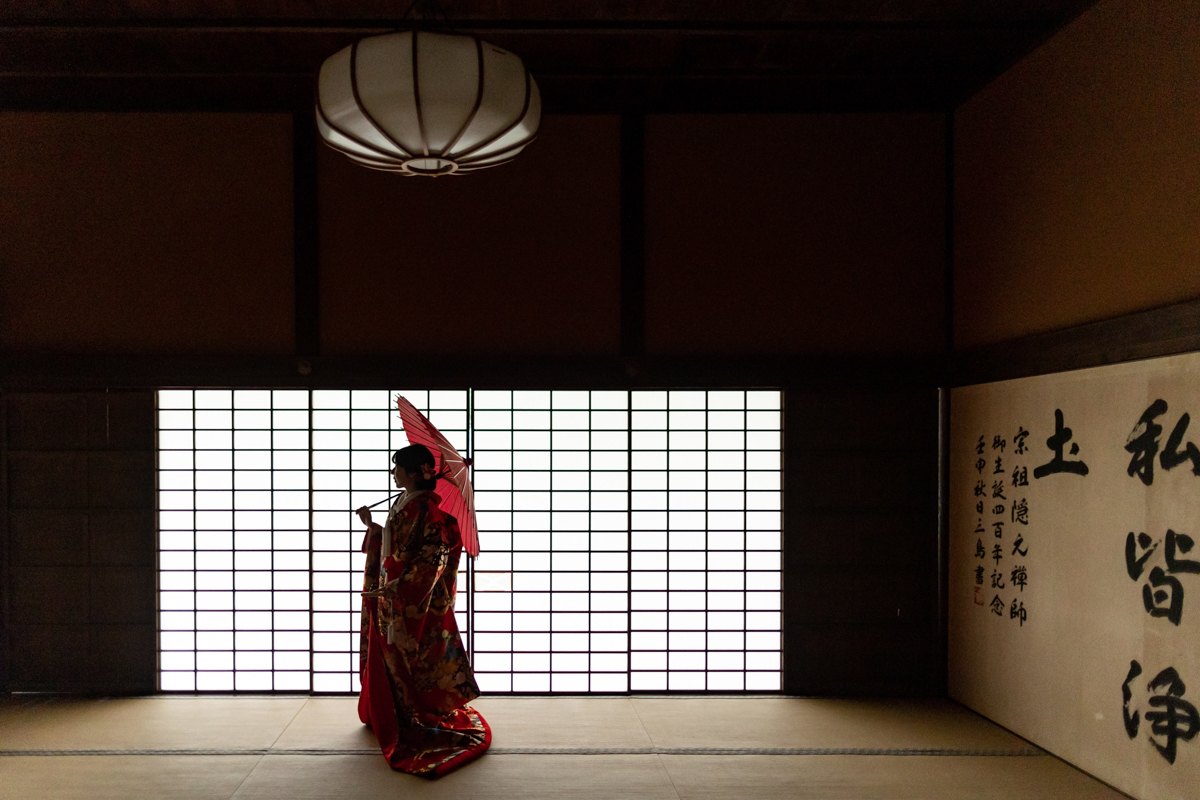 和装の前撮りは関西のお寺の和室が良い