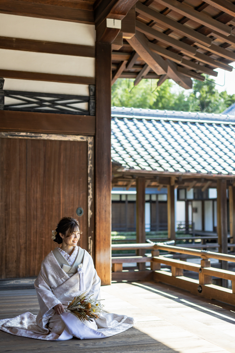 東福寺前撮り「本坊庭園で新婦の座り姿」