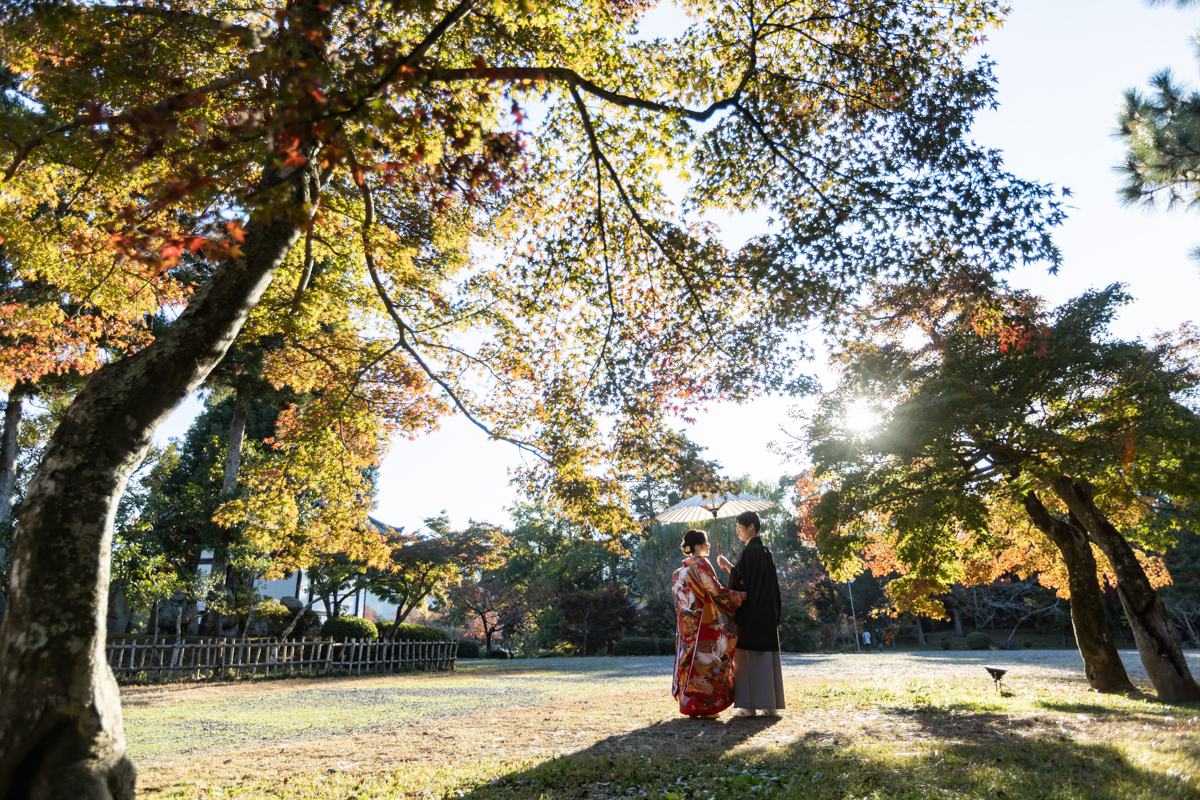 結婚式の和装フォトウェディング「夕陽が差し込む大覚寺の庭園」