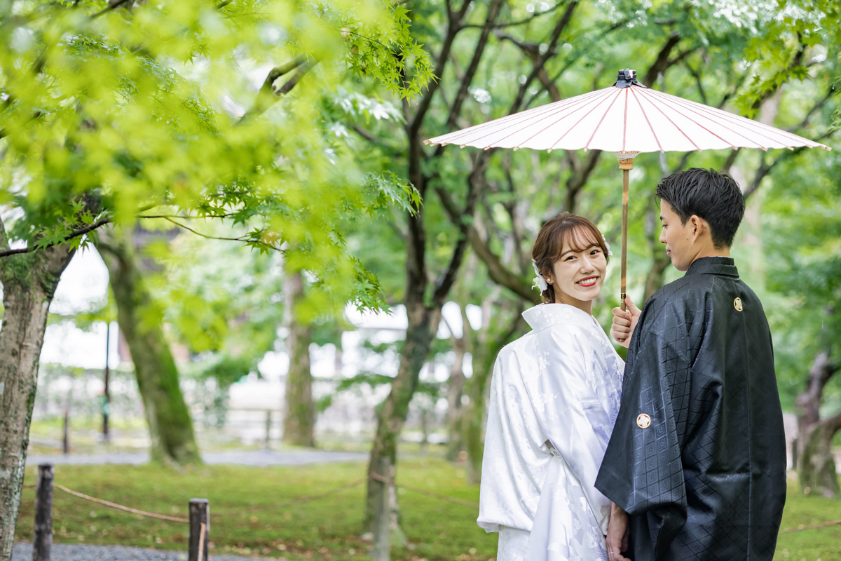 東福寺前撮り「新緑に包まれた庭園で相合傘の新郎新婦」