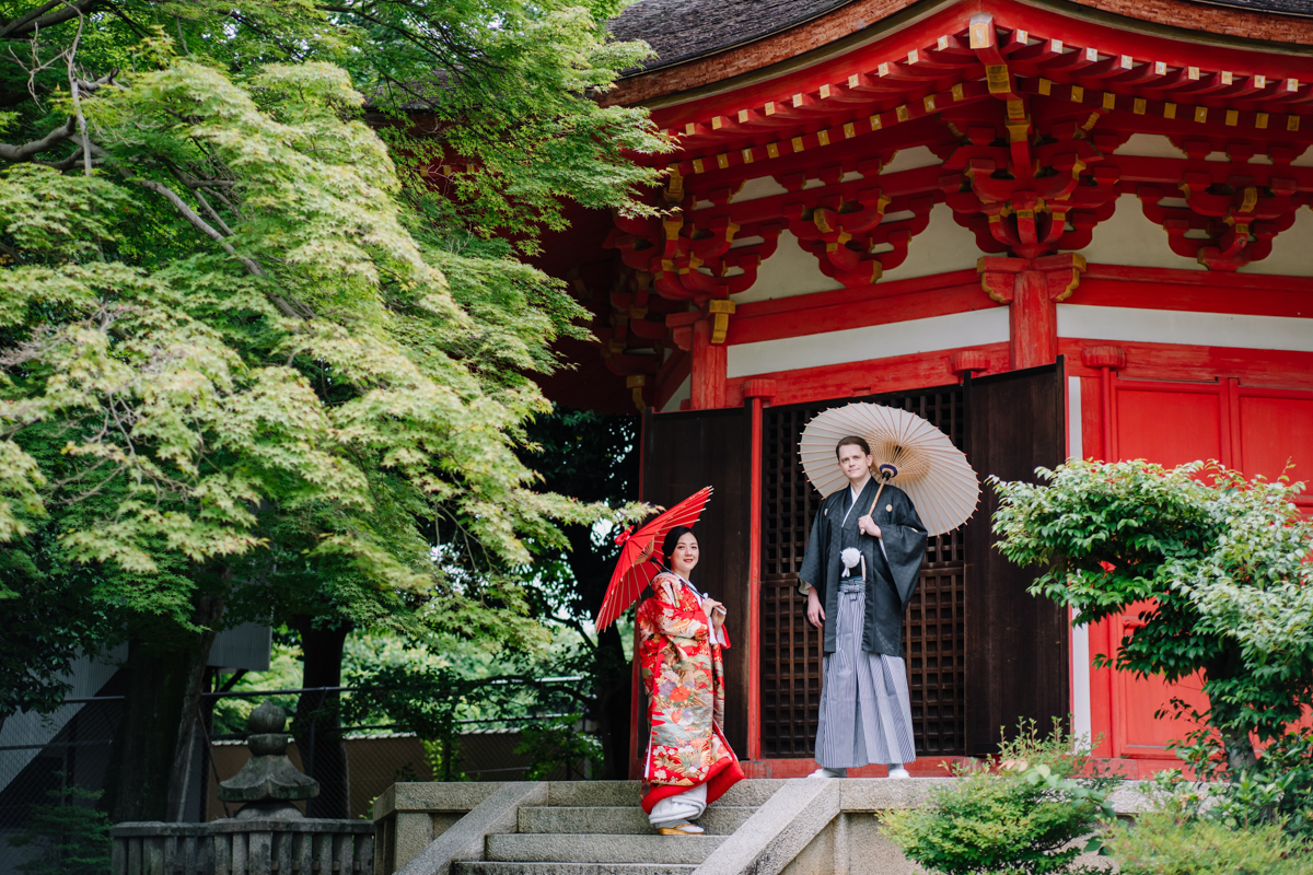 東福寺前撮り「開山堂の下で和傘を持った二人」