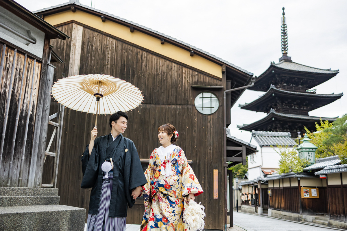 結婚式の和装ロケーション前撮り「白い和傘と五重の塔」