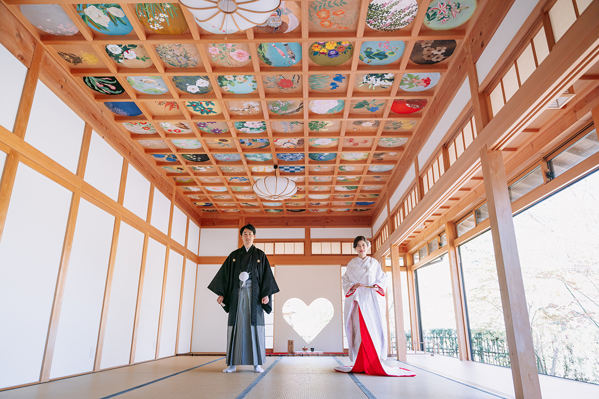 正寿院のハートの和室で赤ふきの白無垢と黒紋付姿の新郎新婦