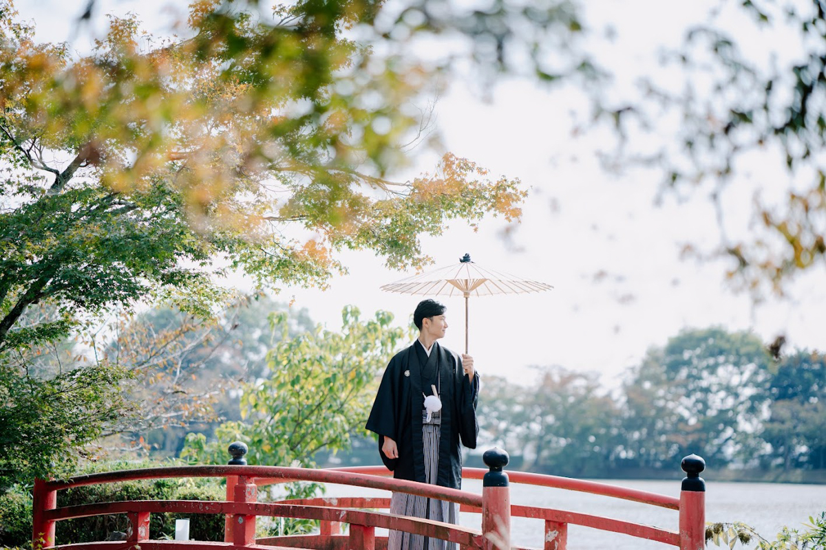 京都和装前撮り・フォトウェディング　のピン写・ソロカット「大覚寺の橋の上に立つ新郎」