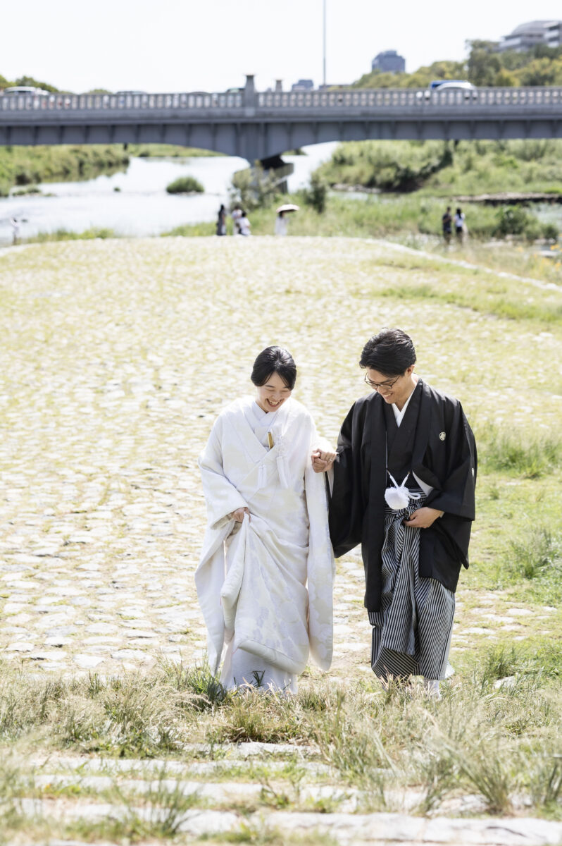 手をつないで階段を上る楽しそうな新郎新婦