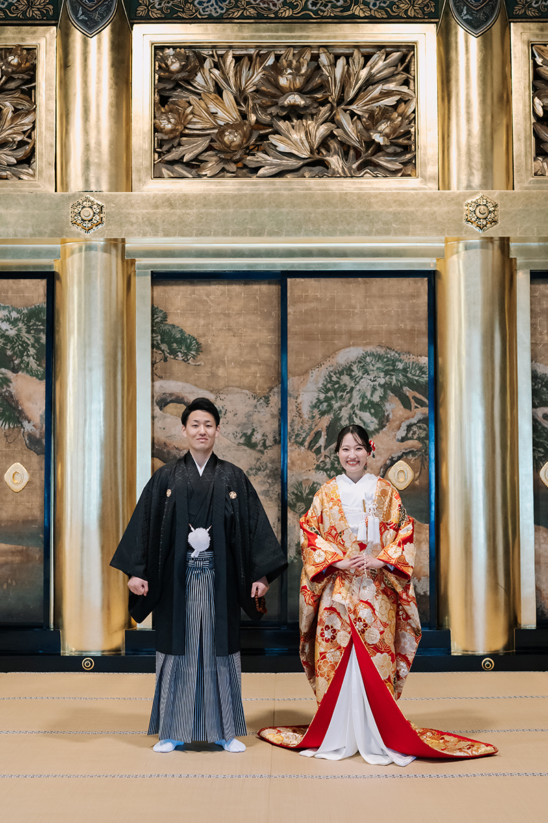 黄金の襖絵を背に微笑む新藤新婦