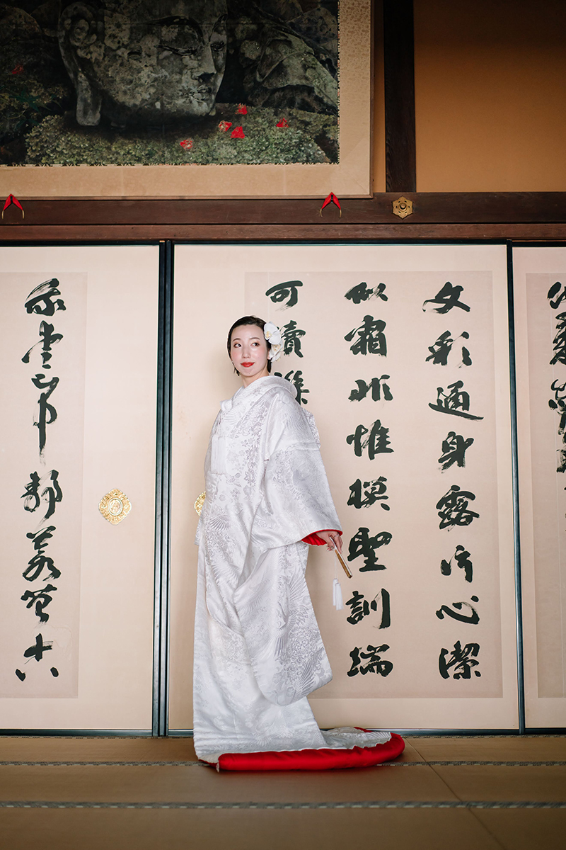 萬福寺の和室で赤ふきの白無垢を着たショートヘアの新婦