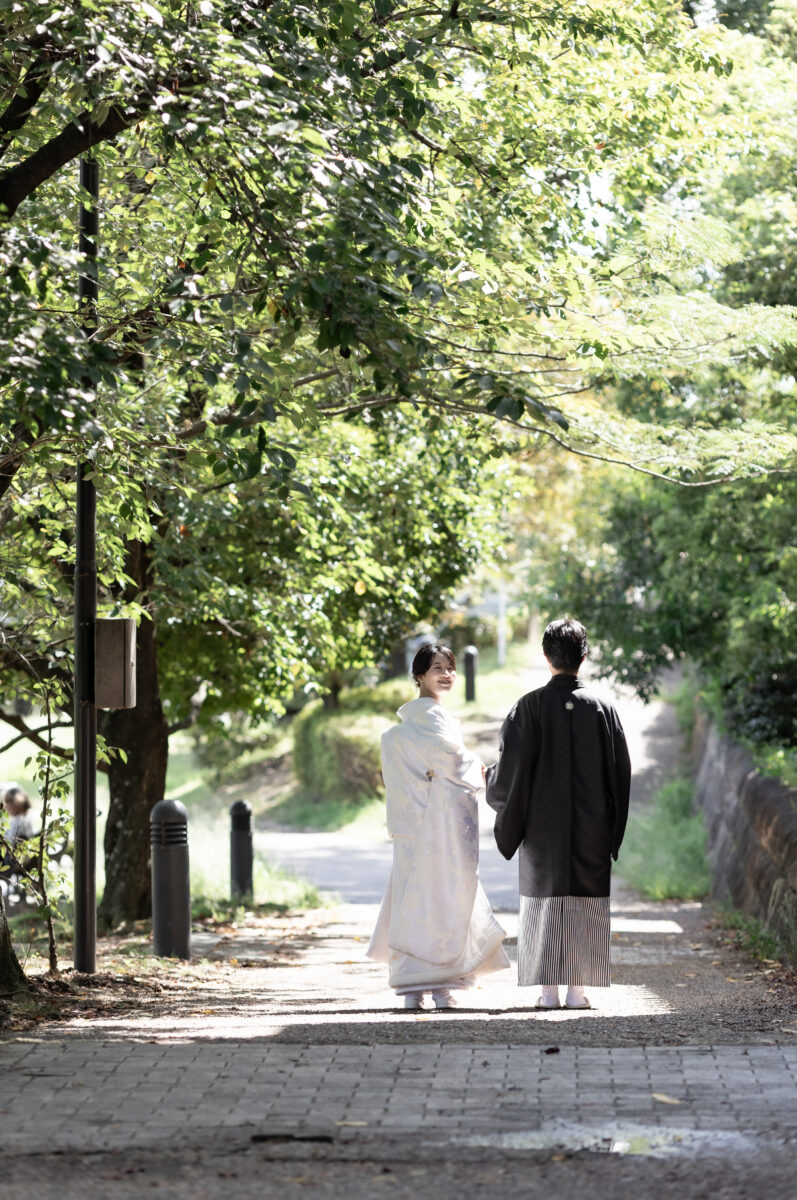 和装姿で振り向くかわいい新婦