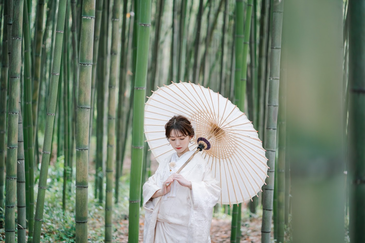 京都和装前撮り・フォトウェディング　のピン写・ソロカット「竹林と白傘」