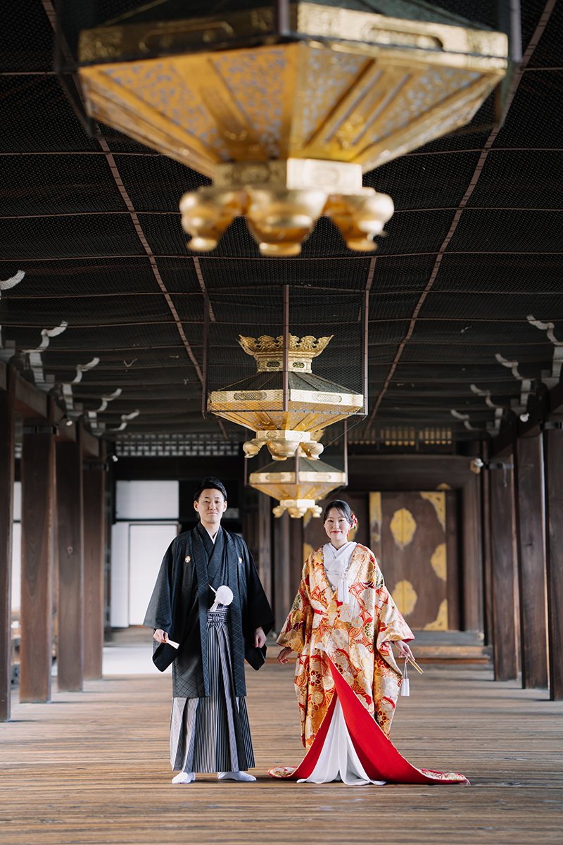 奥行きのある廊下に立つ新郎新婦