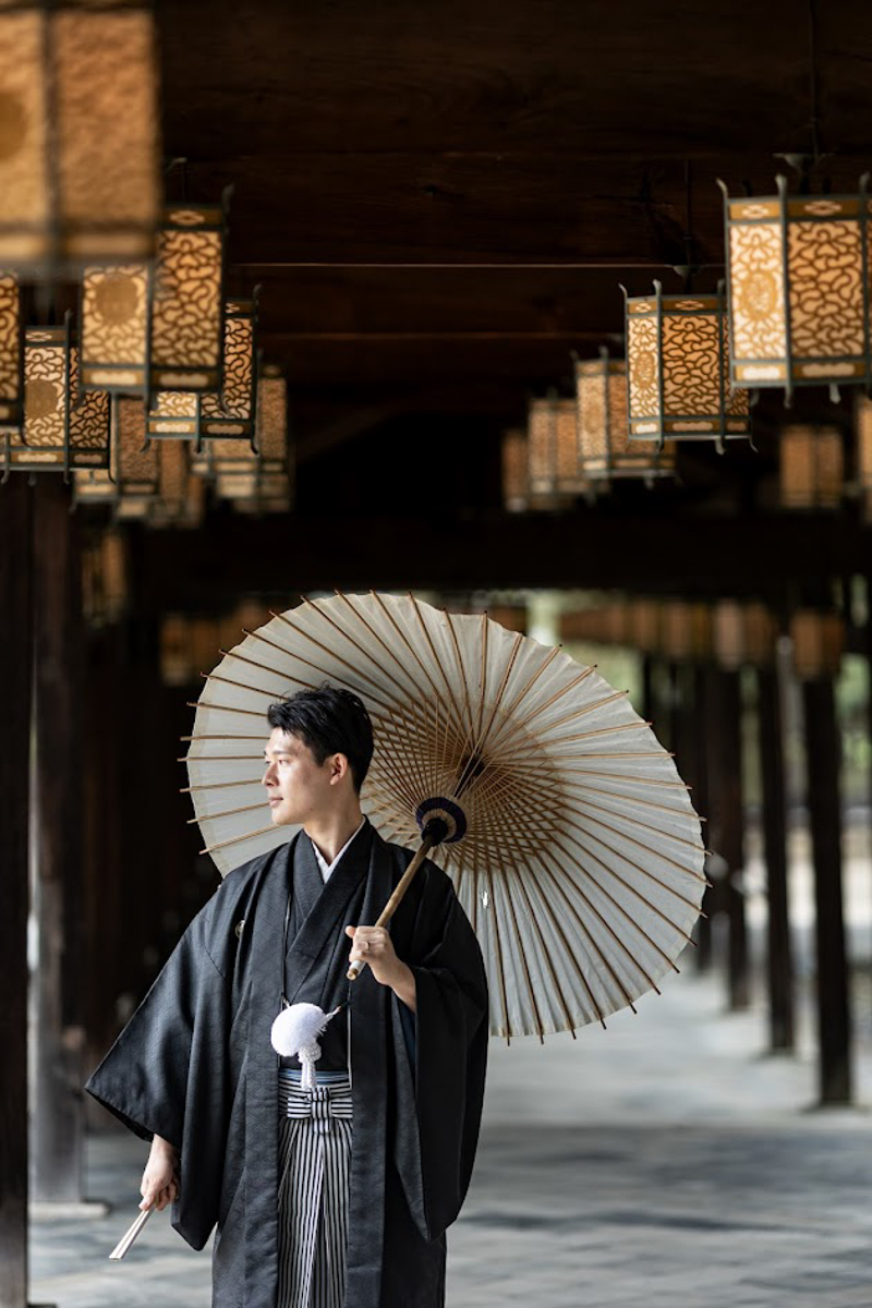 京都和装前撮り・フォトウェディング　のピン写・ソロカット「萬福寺の灯籠の下で」