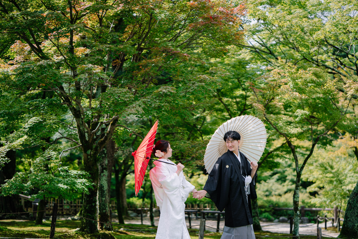 東福寺前撮り「庭園に白無垢姿の新婦が浮き立つ」