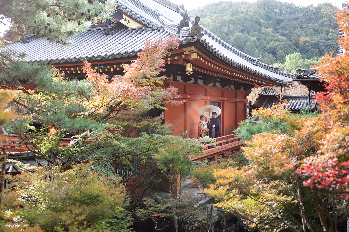 紅葉が色づきはじめの毘沙門堂で前撮り