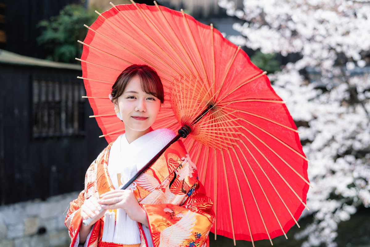 京都和装前撮り・フォトウェディング　のピン写・ソロカット「桜を背に赤い和傘を差して」