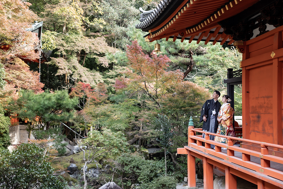 紅葉が色づきはじめの毘沙門堂で前撮り