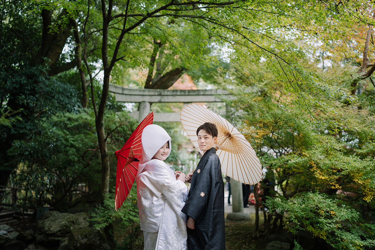 毘沙門堂（京都）で和装前撮り・フォトウェディング「ほんのり染まり始める紅葉と番傘を持つ新郎新婦」
