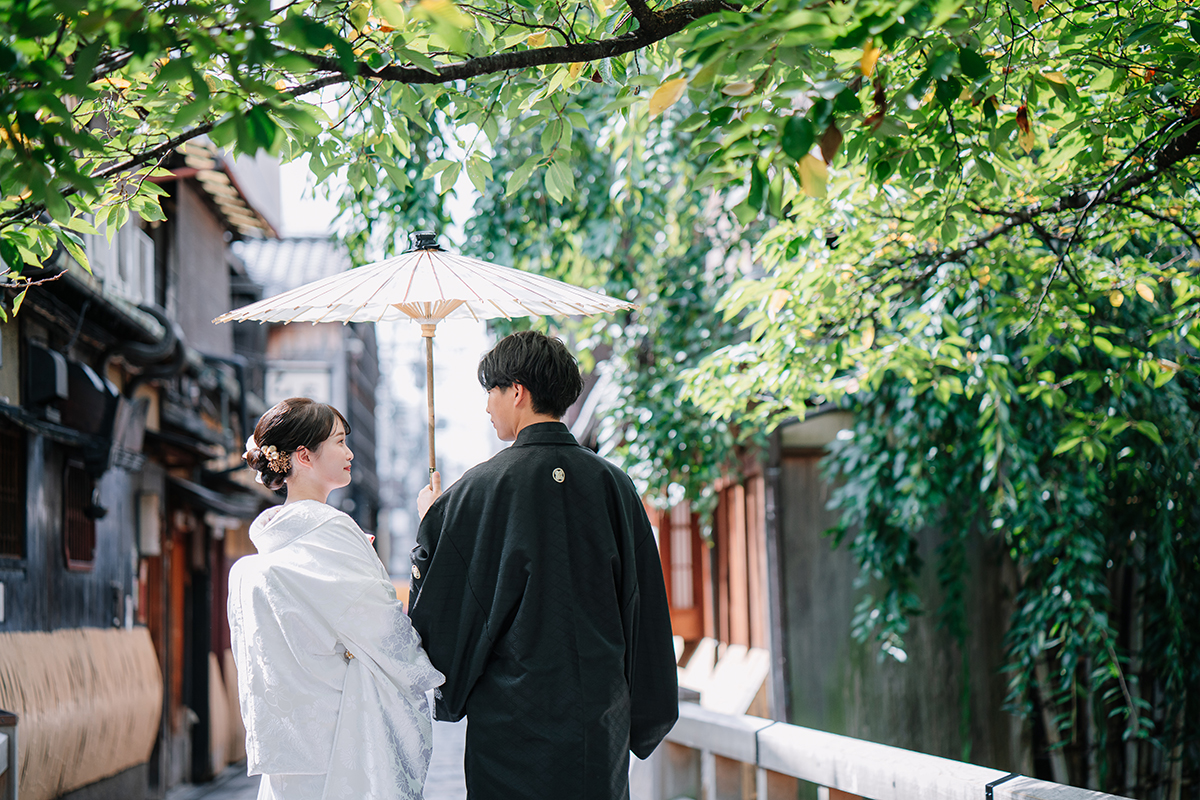 夏の祇園　相合傘で見つめあう二人