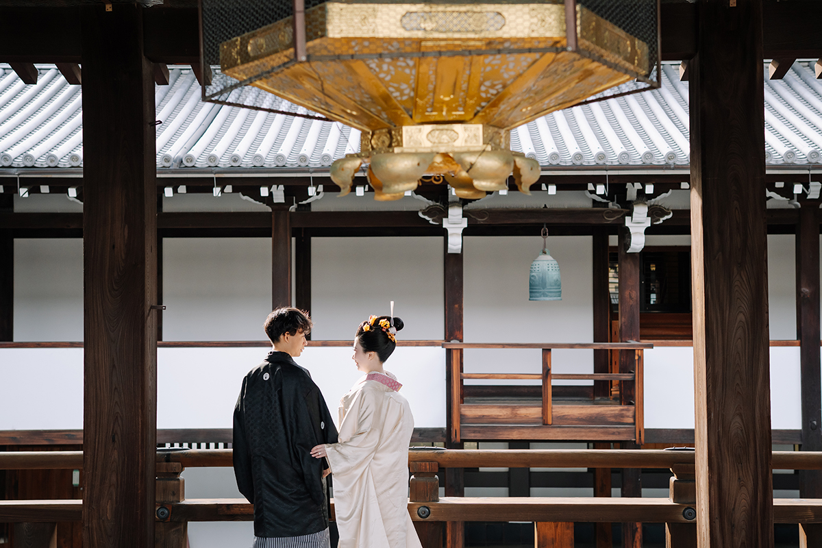 陽の差す回廊で寄り添う新郎新婦