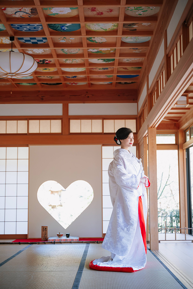 ハートの和室で赤ふきの白無垢を着た美しい新婦