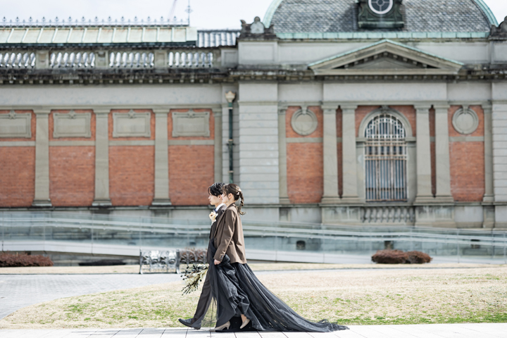 京都国立博物館のレンガ造りを背景にドレス前撮り