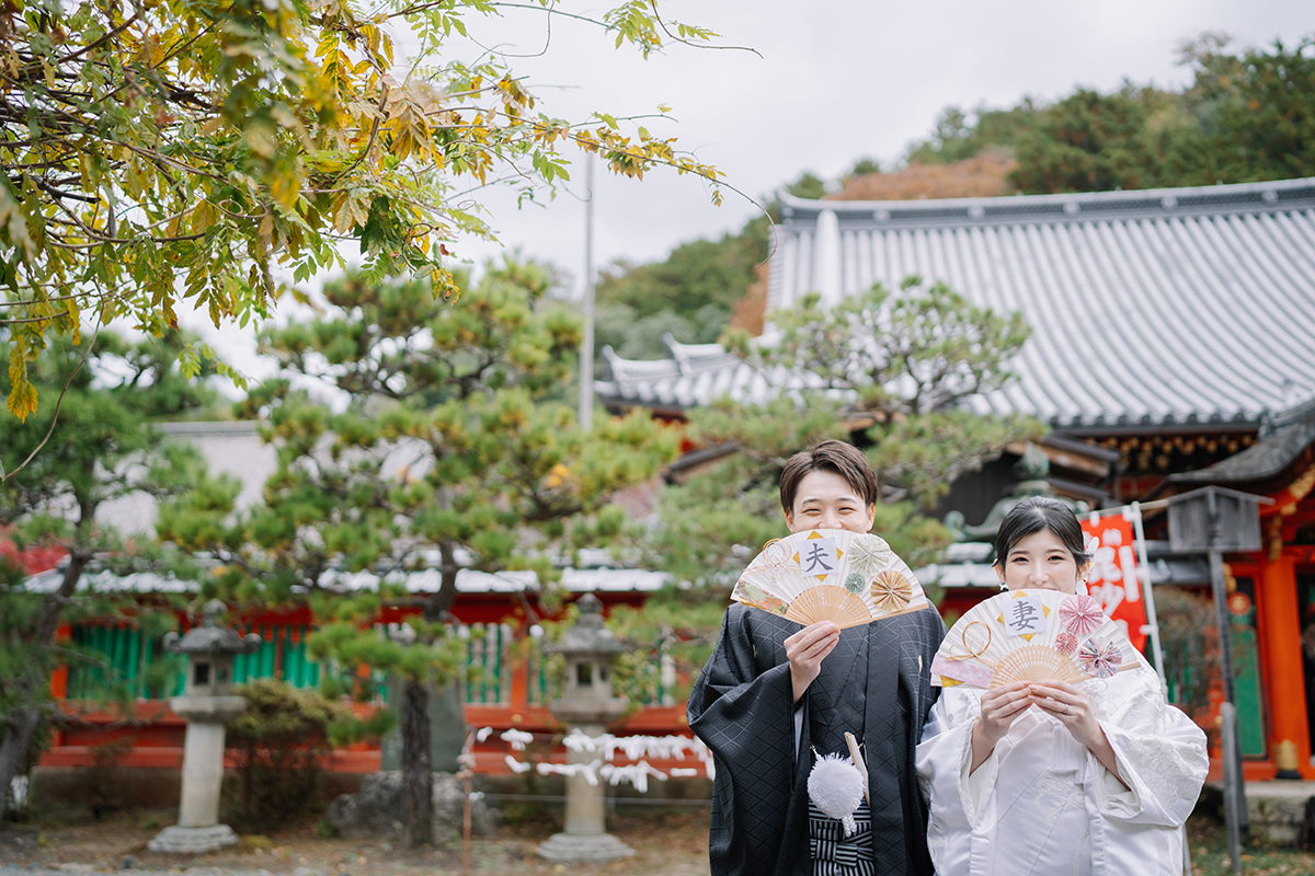 毘沙門堂（京都）で和装前撮り・フォトウェディング「本殿をバックに夫妻の扇子」