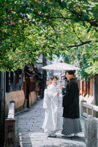 京都祇園白川で和装前撮り「相合傘で振り向き」