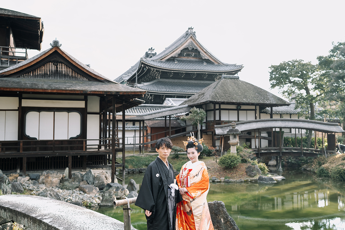 国宝の飛雲閣を背に立つ新郎新婦