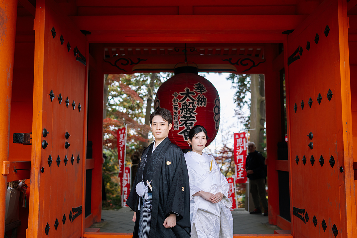 毘沙門堂（京都）で和装前撮り・フォトウェディング「大きな提灯が吊るされている仁王門の前で」
