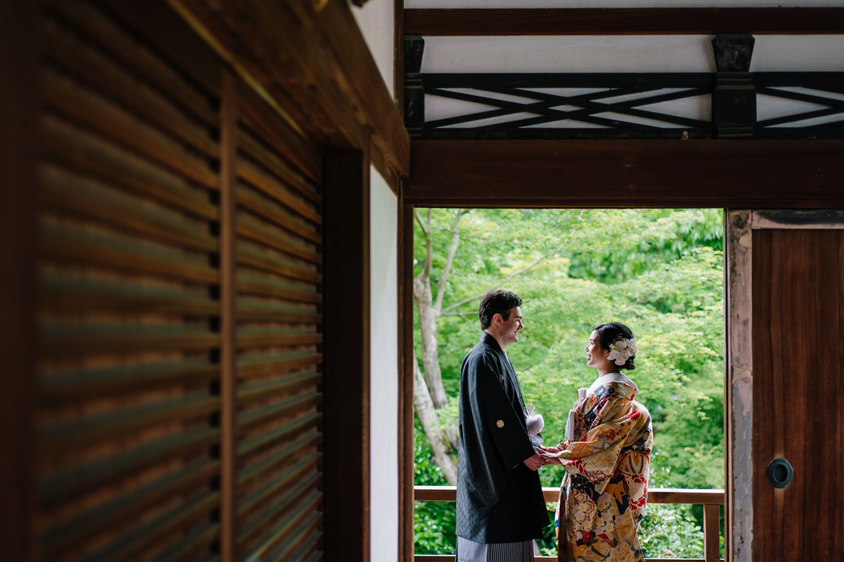 東福寺前撮り「本坊庭園で新緑をバックに新婦の手を取る新郎」