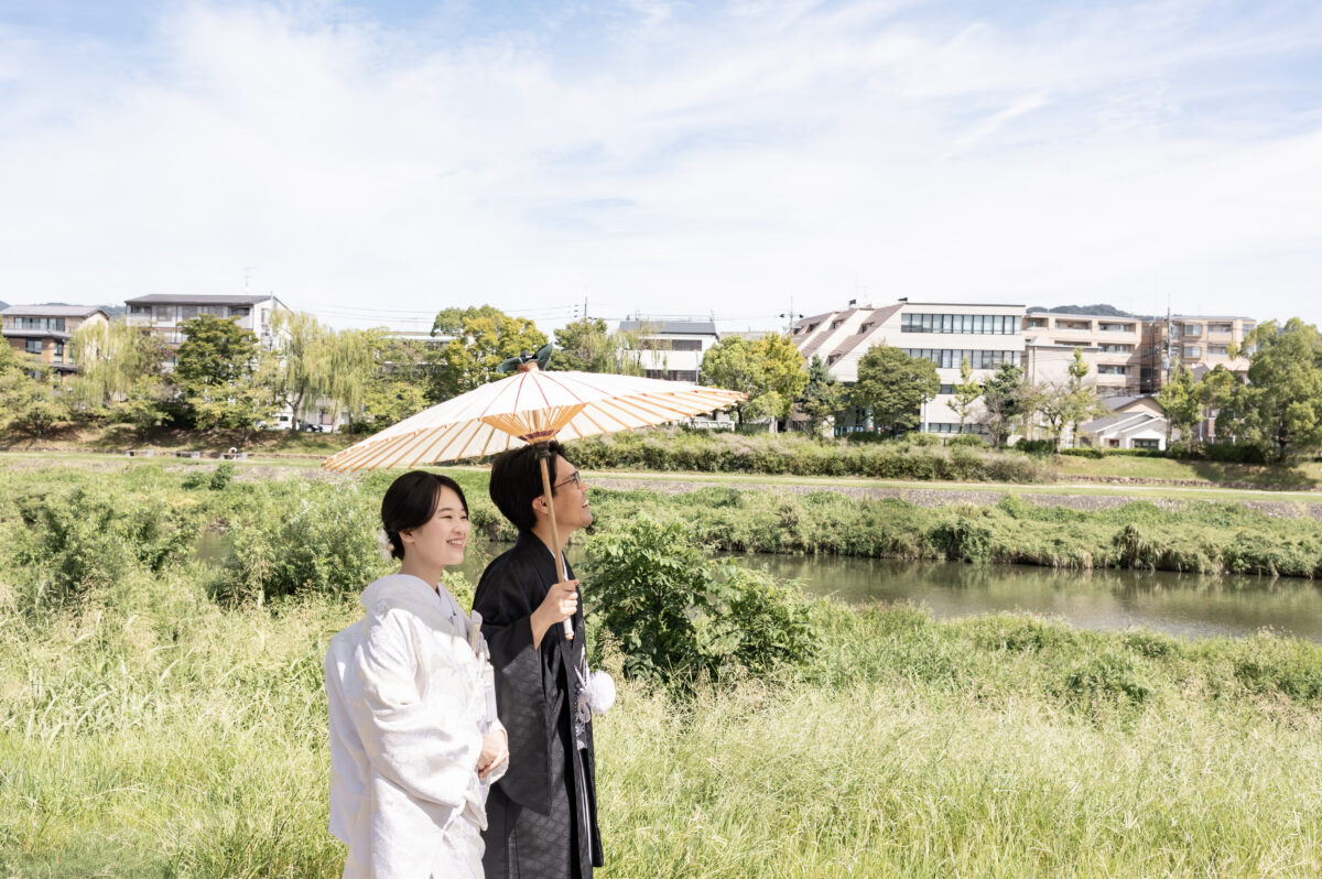 鴨川べりを歩く和装姿の新郎新婦