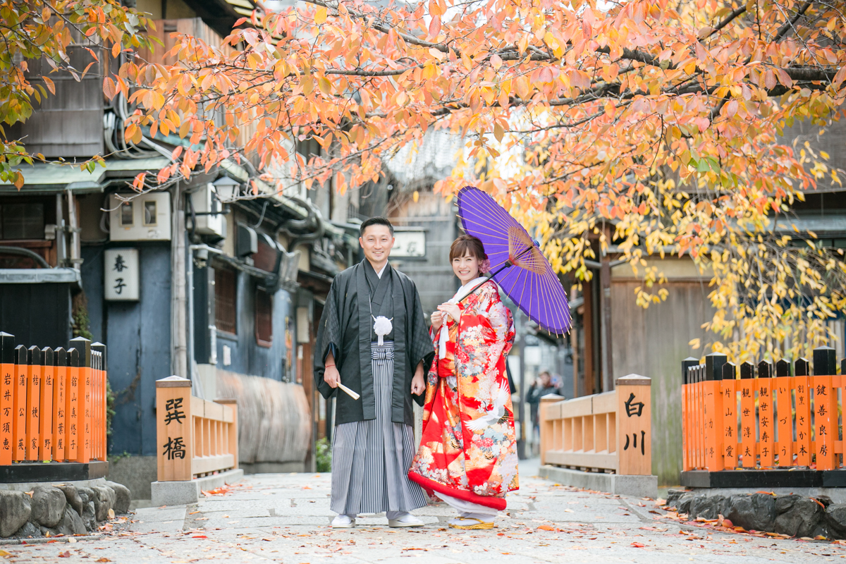 結婚式の和装ロケーション前撮り「桜が紅葉している巽橋」