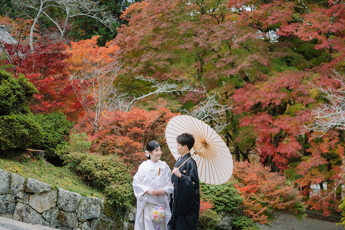 毘沙門堂（京都）で和装前撮り・フォトウェディング「薬医門の階段下の紅葉で見つめ合う新郎新婦」