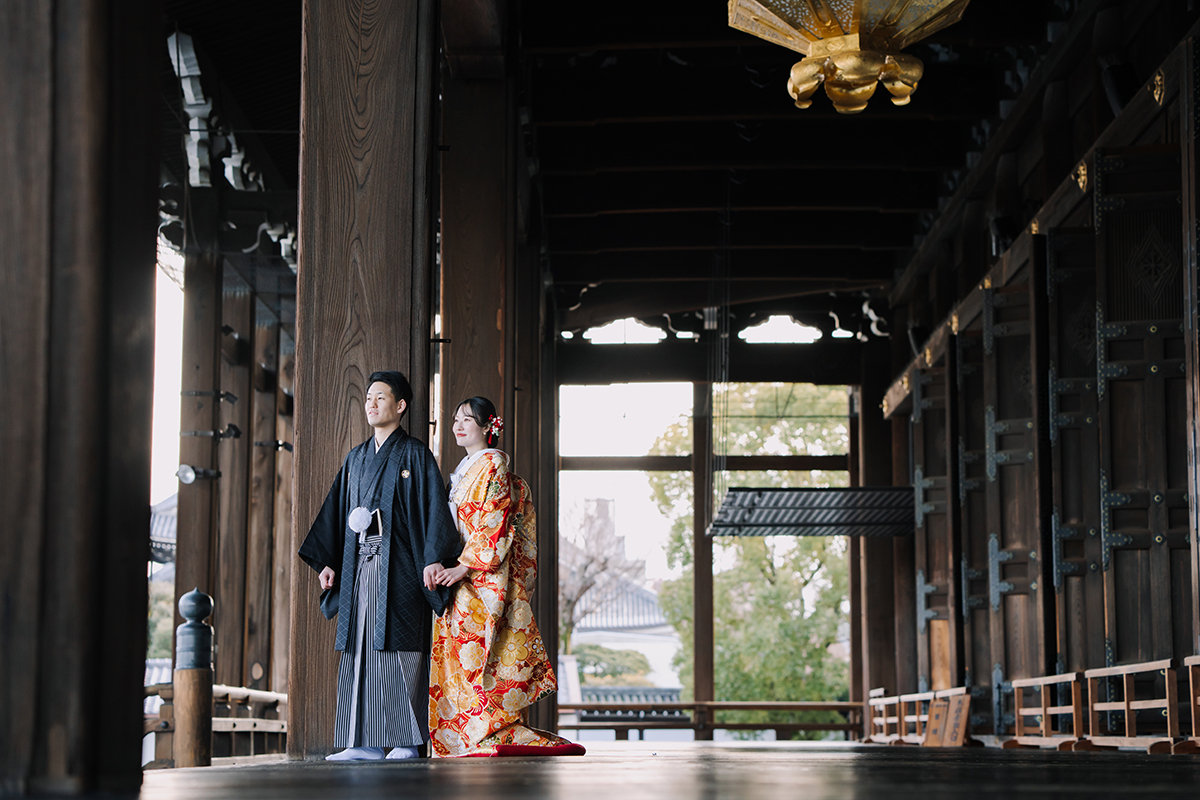 壮厳な回廊で景色を眺める新郎新婦