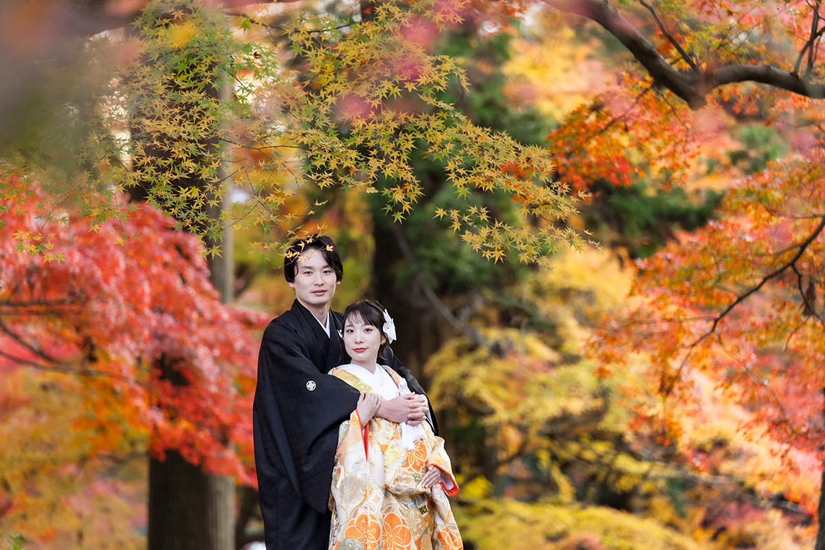 毘沙門堂（京都）で和装前撮り・フォトウェディング「紅葉の中で後ろから抱きしめる新郎」