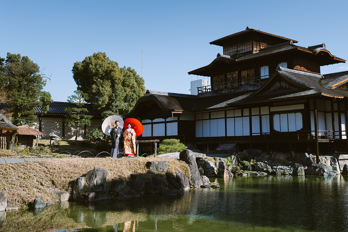 飛雲閣の美しい庭園に立つ新郎新婦
