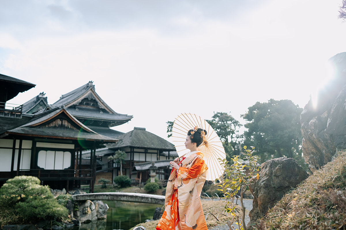 国宝の飛雲閣を背に夕日を浴びる新婦