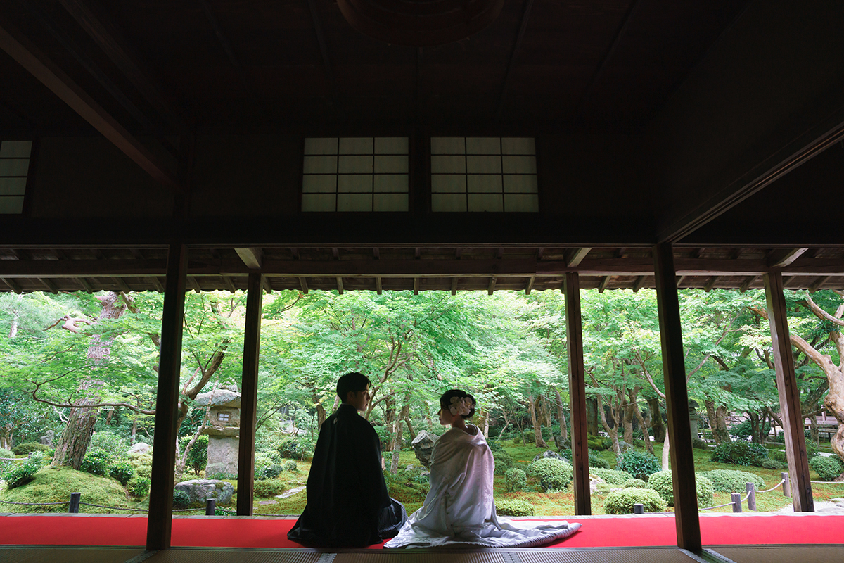 京都で白無垢を着て後撮り「圓光寺の縁側」